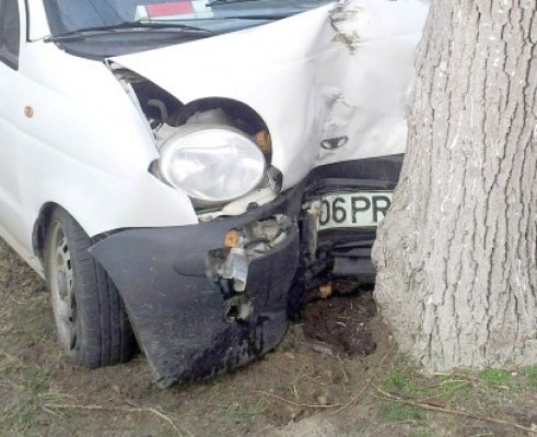 Un militar de la ISU Călăraşi a intrat cu maşina în copac